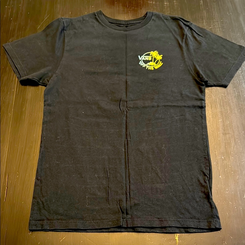 vans off the wall short sleeve classic t shirt. size small. slim fit. like new.